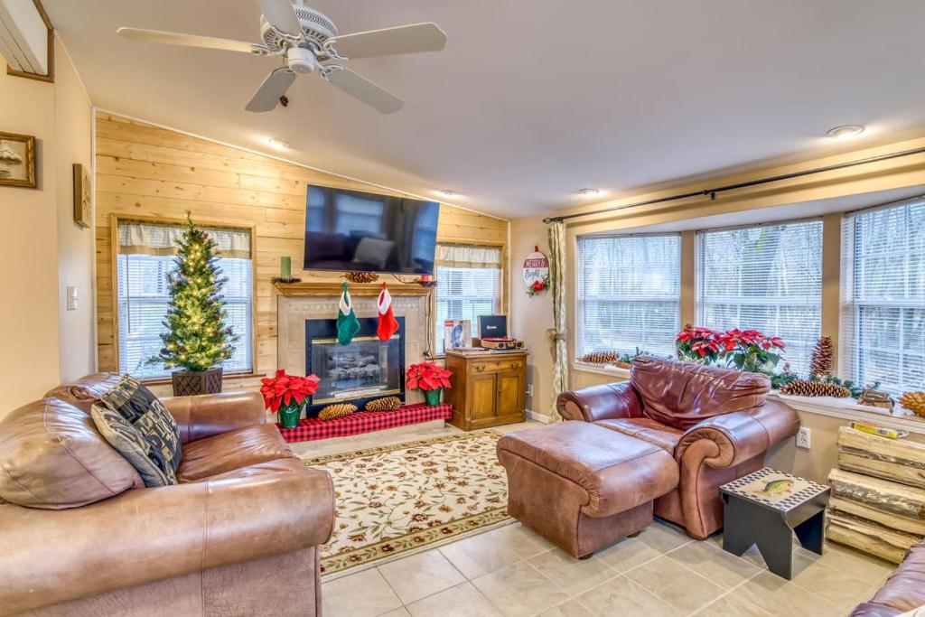 | Cozy Lakefront Cottage Getaway Branson MO.