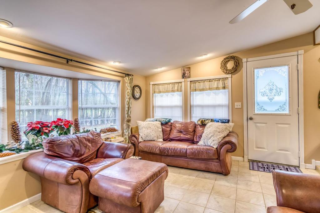 | Cozy Lakefront Cottage Getaway Branson MO.
