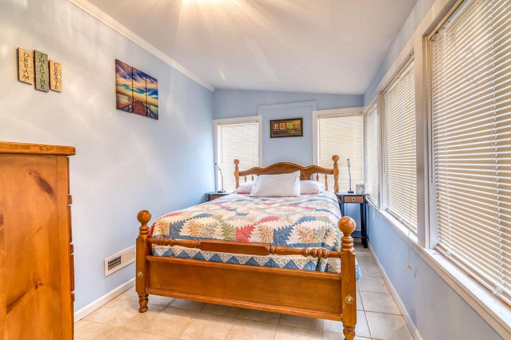 | Cozy Lakefront Cottage Getaway Branson MO.