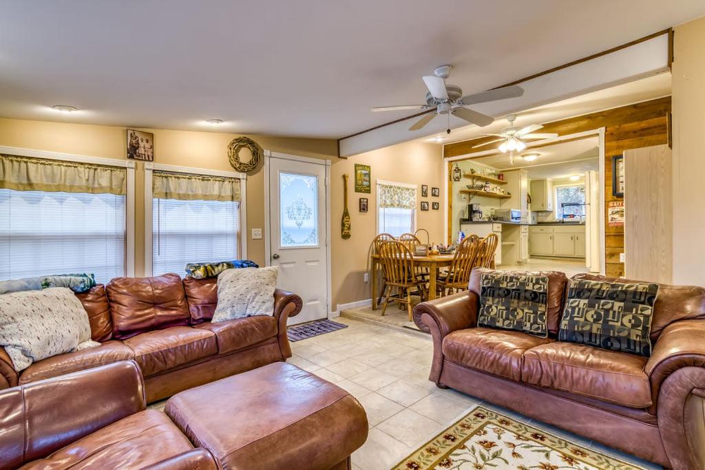 | Cozy Lakefront Cottage Getaway Branson MO.