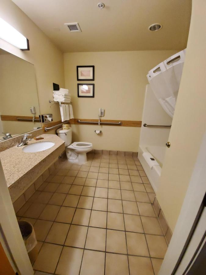 Queen Room - Disability Access at Country Inn & Suites by Radisson, Bend, OR