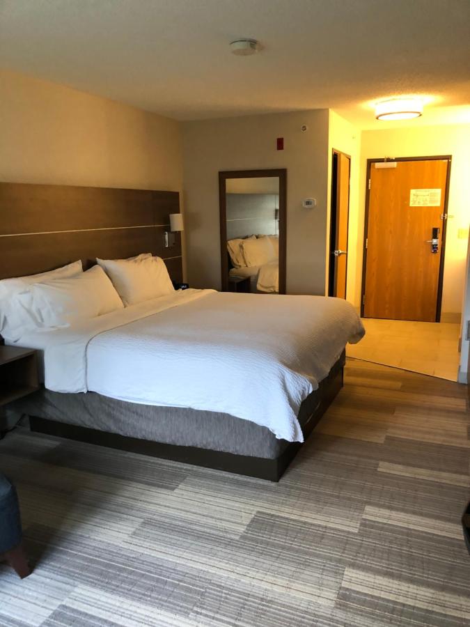 King Room with Lounge Chair - Non-Smoking at Holiday Inn Express Mt Vernon, an IHG Hotel