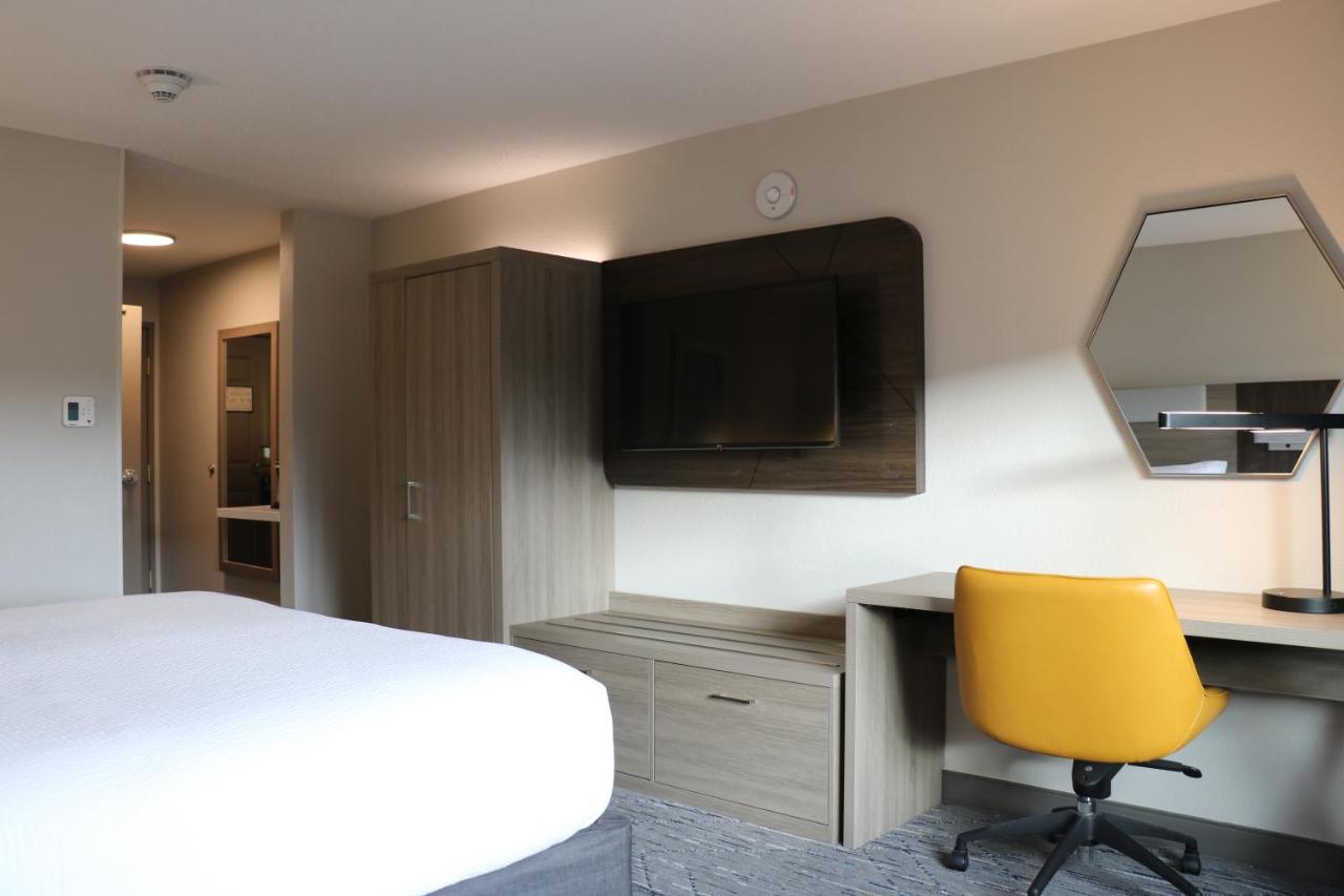 King Room with Roll In Shower - Non-Smoking at Holiday Inn Express & Suites Marquette, an IHG Hotel