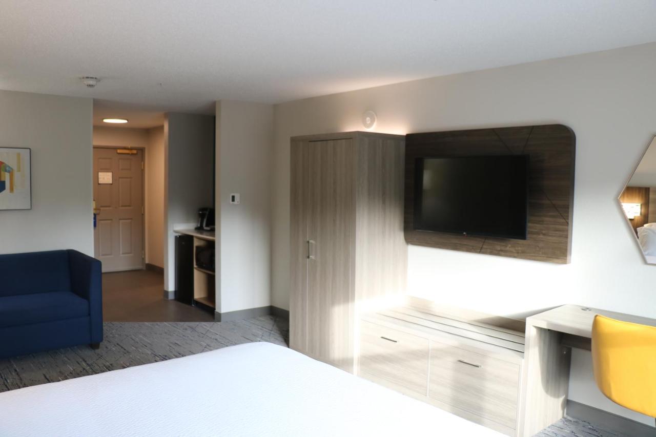 King Suite with Mobility Access at Holiday Inn Express & Suites Marquette, an IHG Hotel