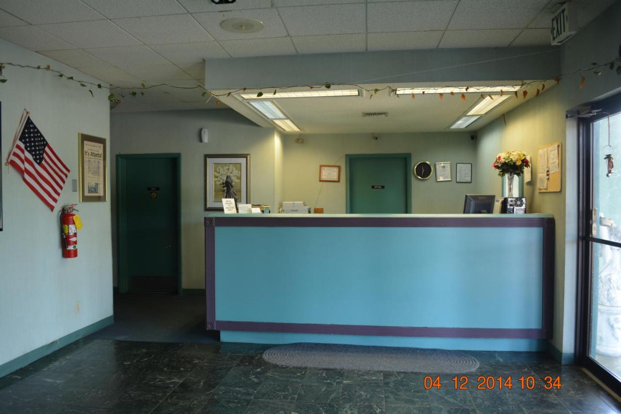 | Camilla Inn & Suites