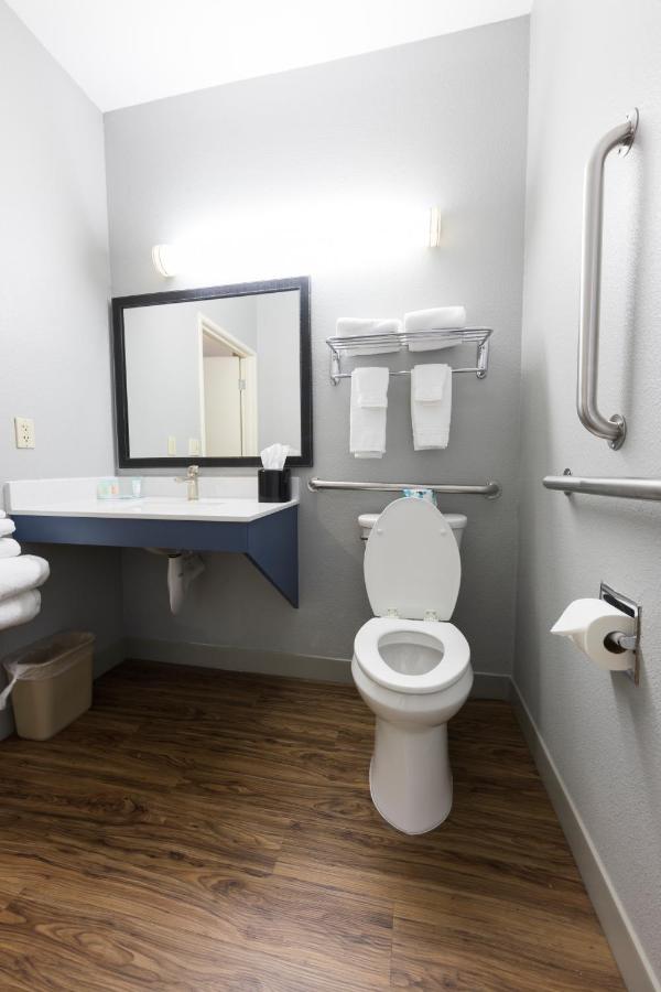 Queen Room - Mobility Access/Non-Smoking at AmericInn by Wyndham Duluth