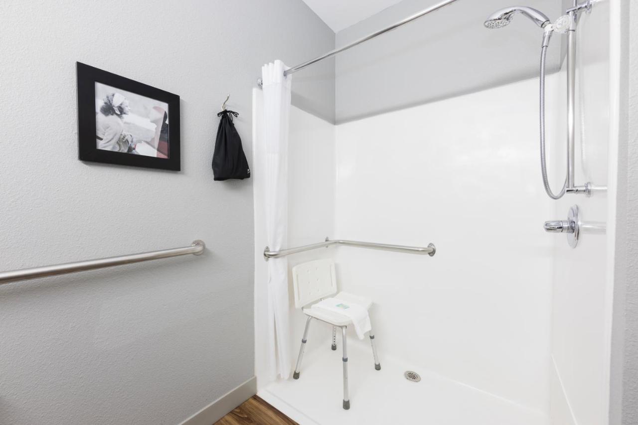 Queen Room - Mobility Access/Non-Smoking at AmericInn by Wyndham Duluth
