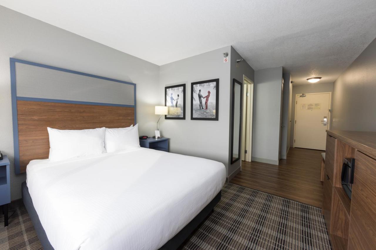 Queen Room - Mobility Access/Non-Smoking at AmericInn by Wyndham Duluth
