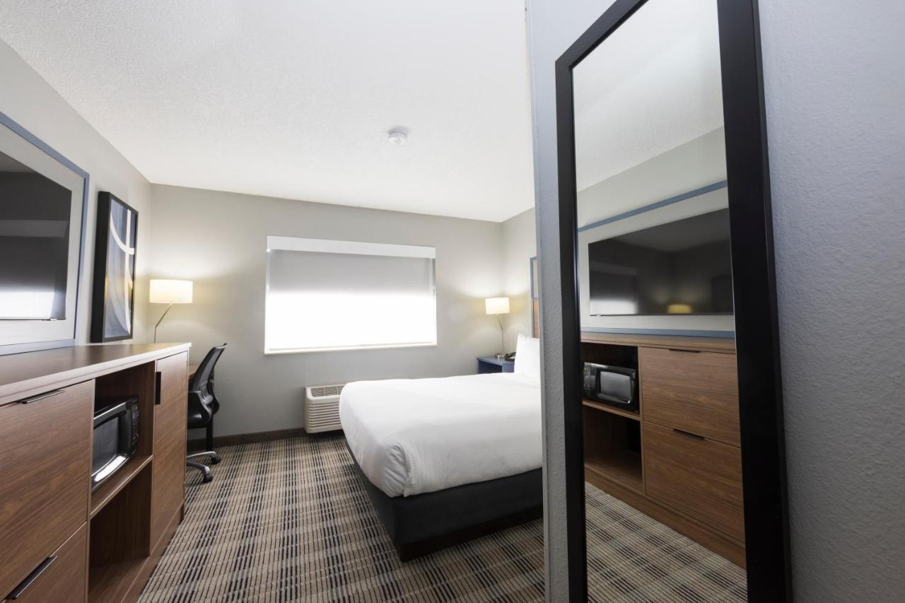 Queen Room - Non-Smoking at AmericInn by Wyndham Duluth
