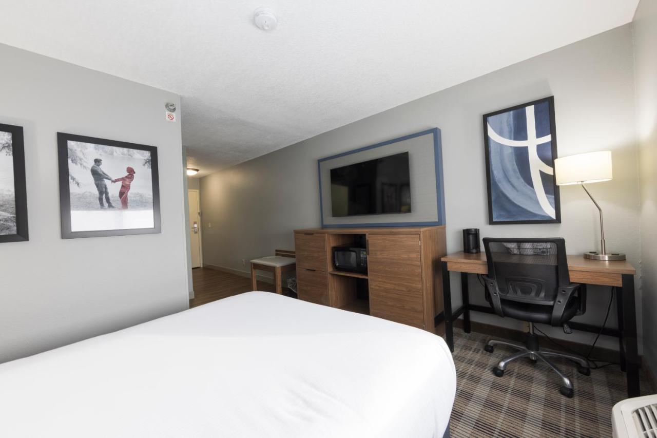 Queen Room - Mobility Access/Non-Smoking at AmericInn by Wyndham Duluth