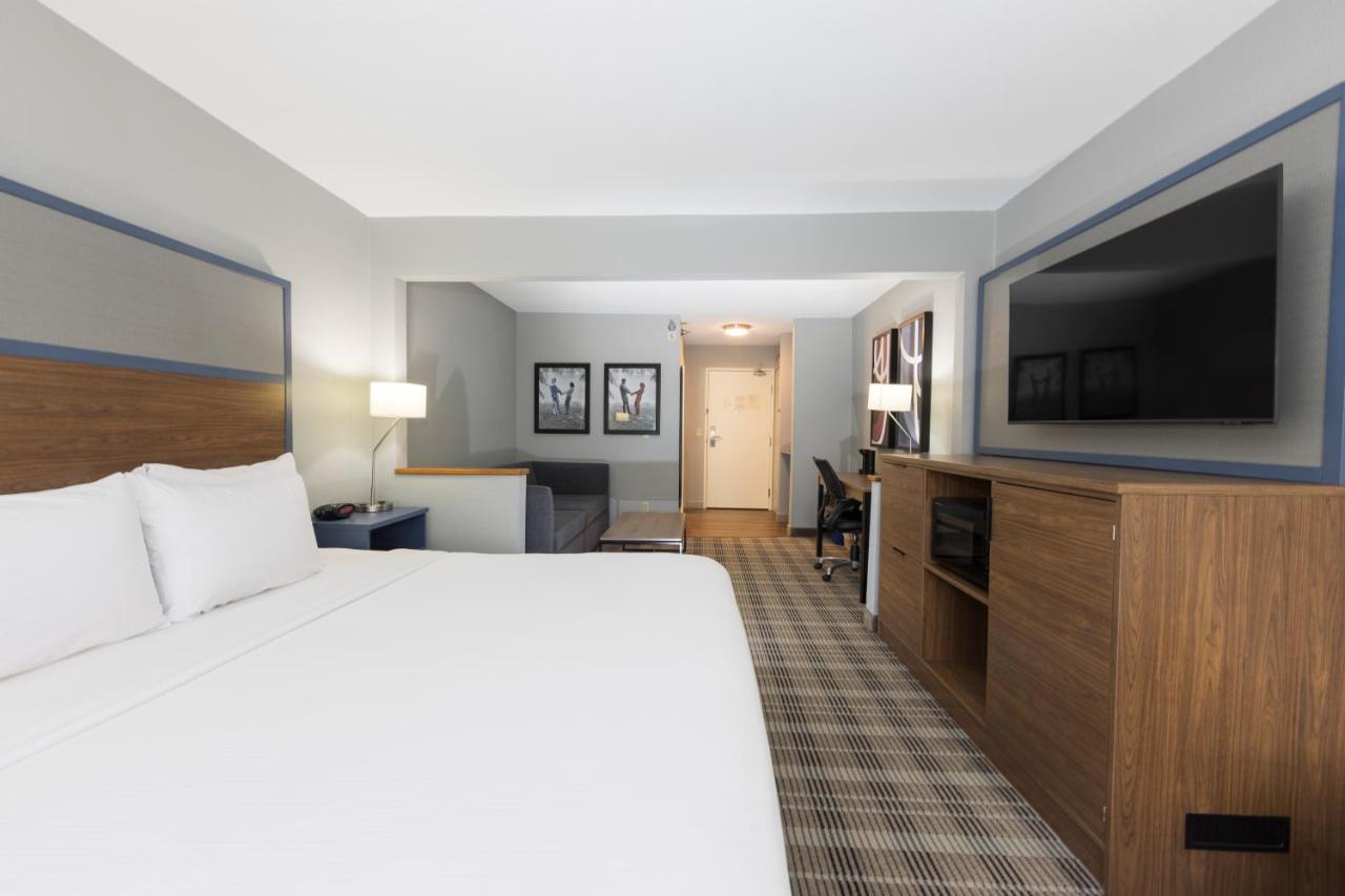 King Suite - Non-Smoking at AmericInn by Wyndham Duluth