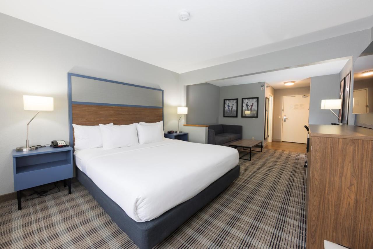 King Suite - Non-Smoking at AmericInn by Wyndham Duluth