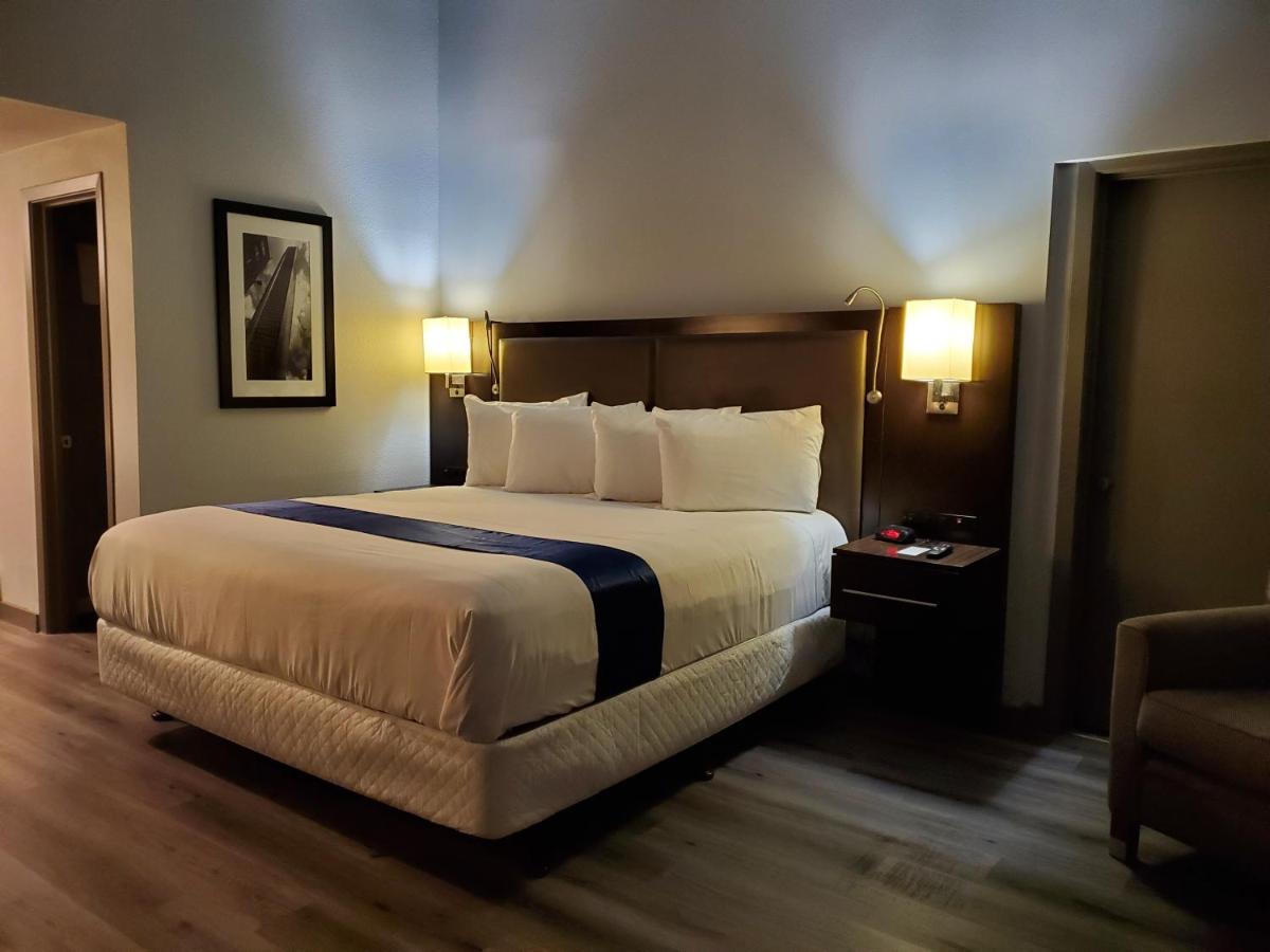 Deluxe King Suite at Happy Bay