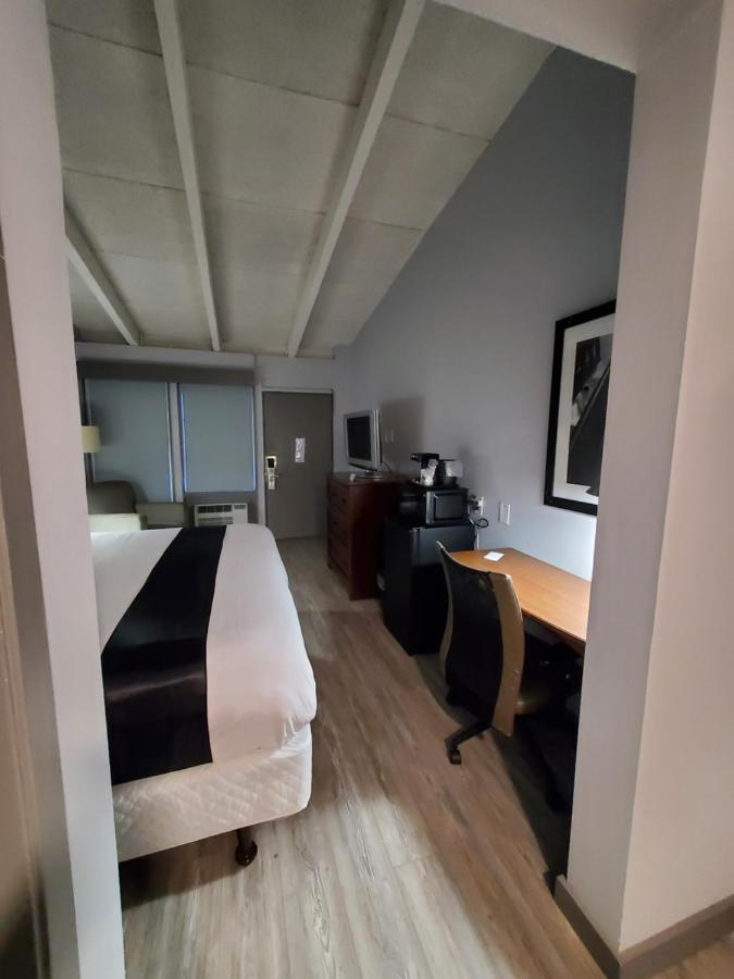 Deluxe King Suite at Happy Bay