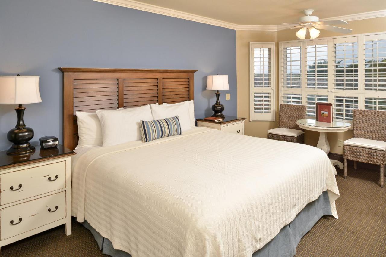 Deluxe King Room at Sand Pebbles Inn