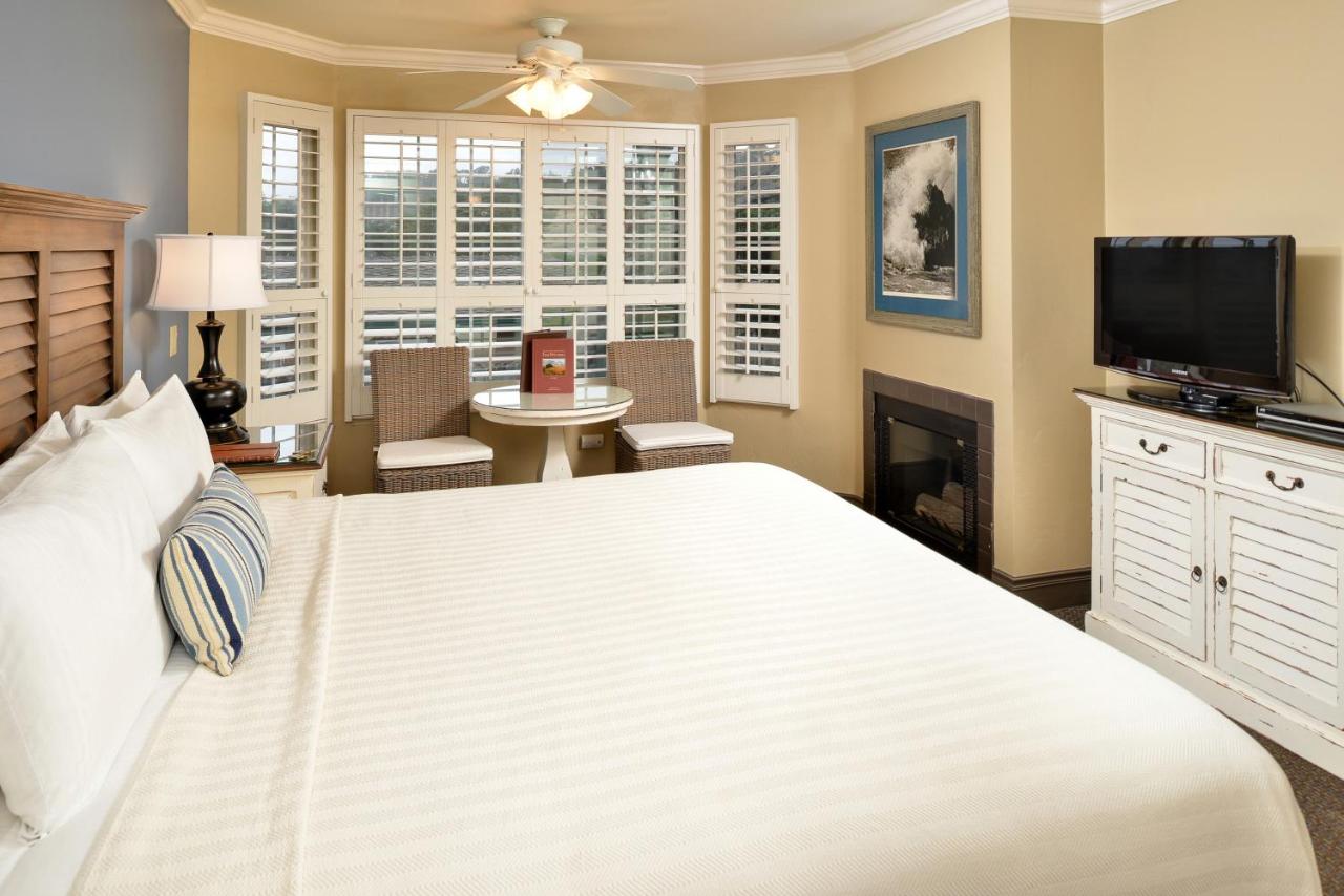 Deluxe King Room at Sand Pebbles Inn