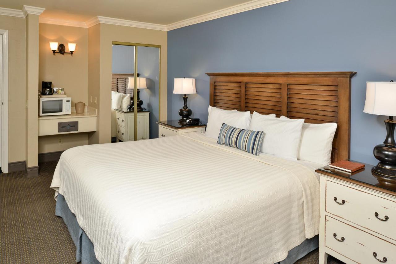 Standard King Room at Sand Pebbles Inn