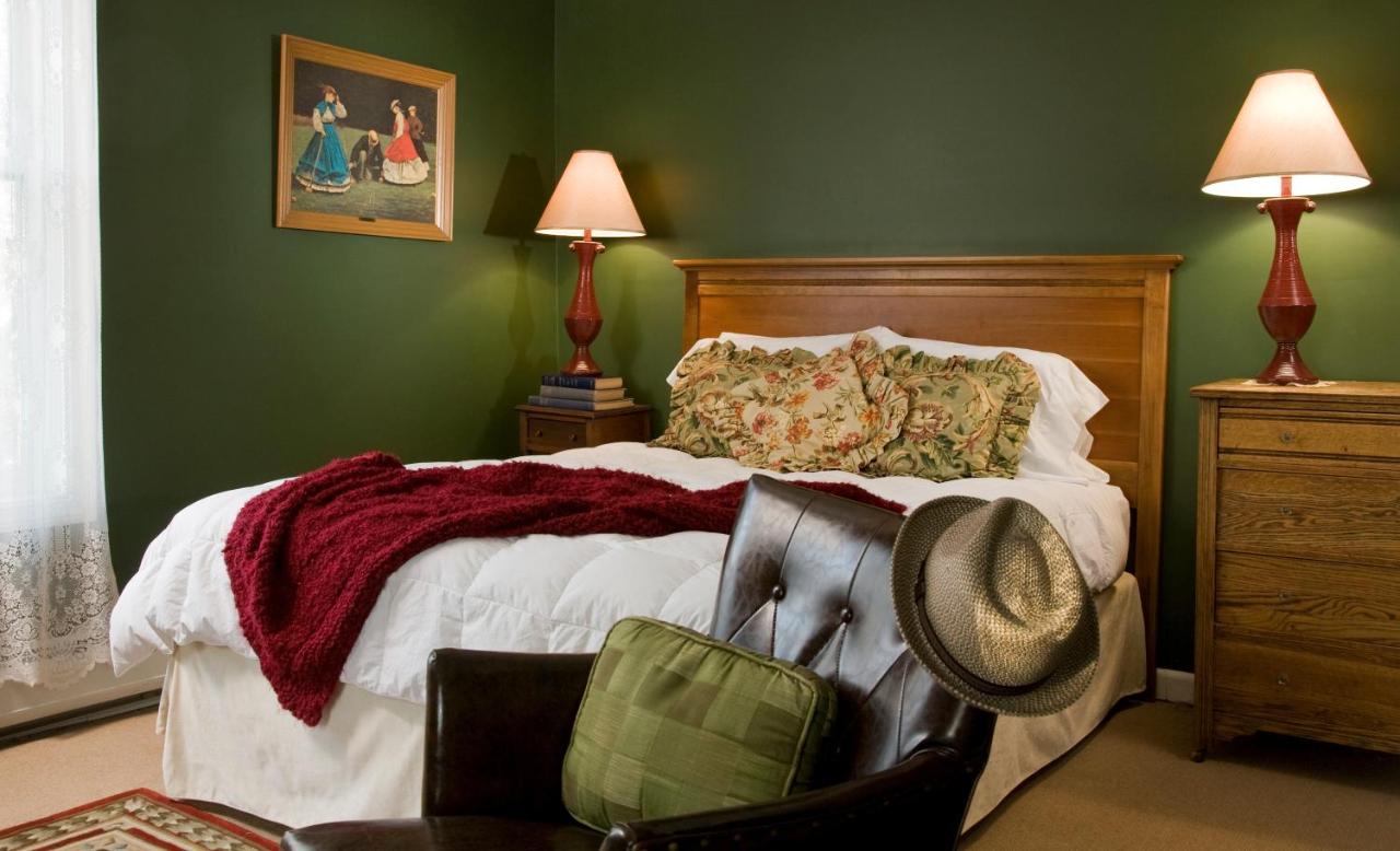 | Hampton Terrace Inn