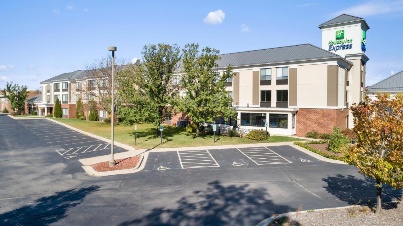  | Holiday Inn Express - Delafield, an IHG Hotel