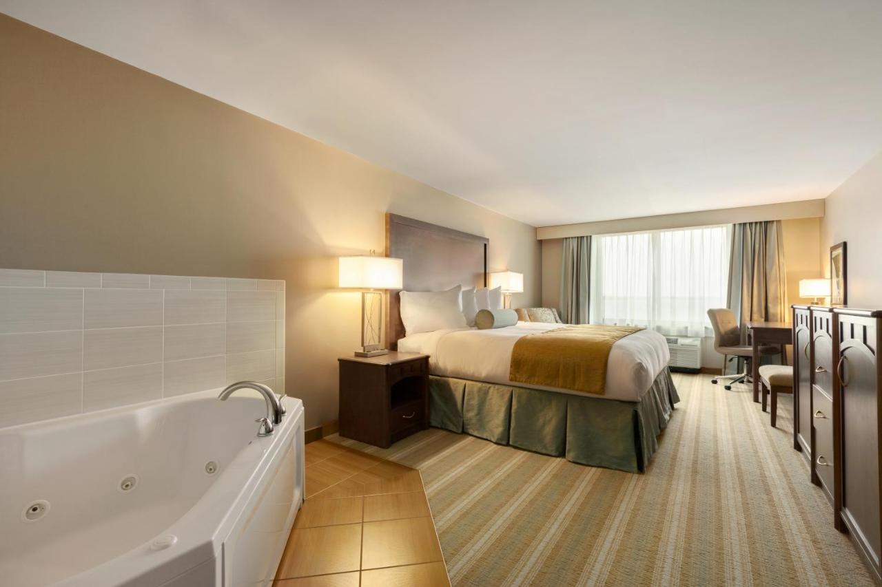 King Room with Whirlpool at Country Inn & Suites by Radisson, Bemidji, MN
