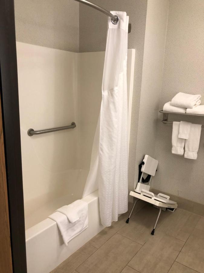 Deluxe King Room - Hearing Accessible with Bath Tub/Non-Smoking at Holiday Inn Express Mt Vernon, an IHG Hotel