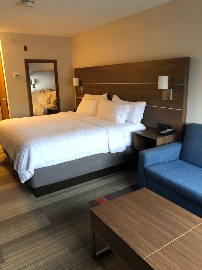 Deluxe King Room - Non-Smoking at Holiday Inn Express Mt Vernon, an IHG Hotel