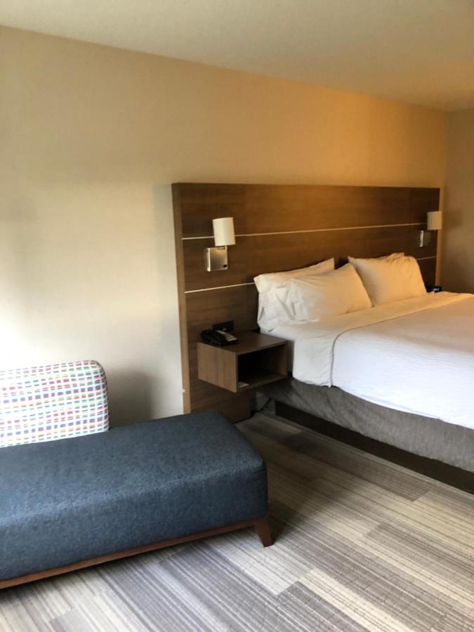 King Room with Lounge Chair - Non-Smoking at Holiday Inn Express Mt Vernon, an IHG Hotel