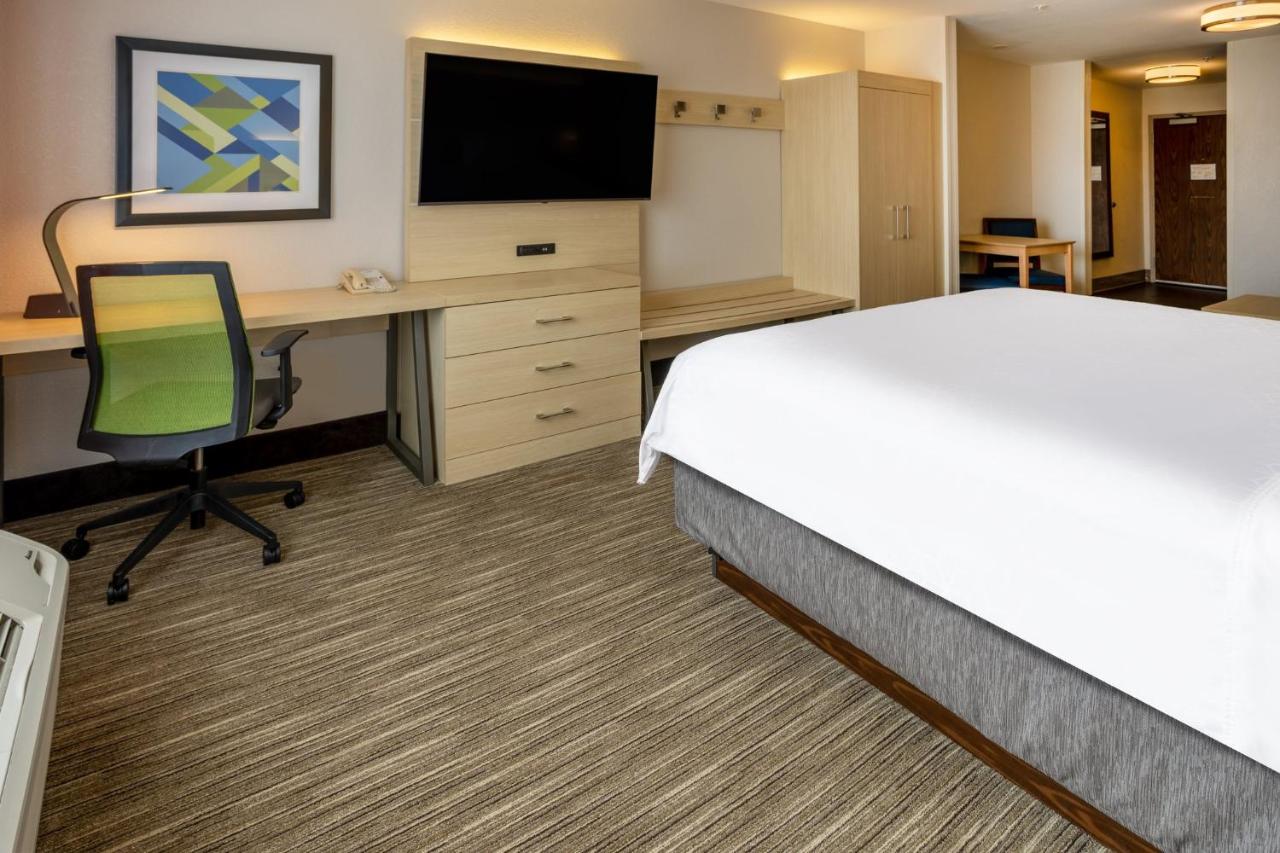 King Suite - Non-Smoking at Holiday Inn Express Hotel & Suites Salisbury - Delmar, an IHG Hotel