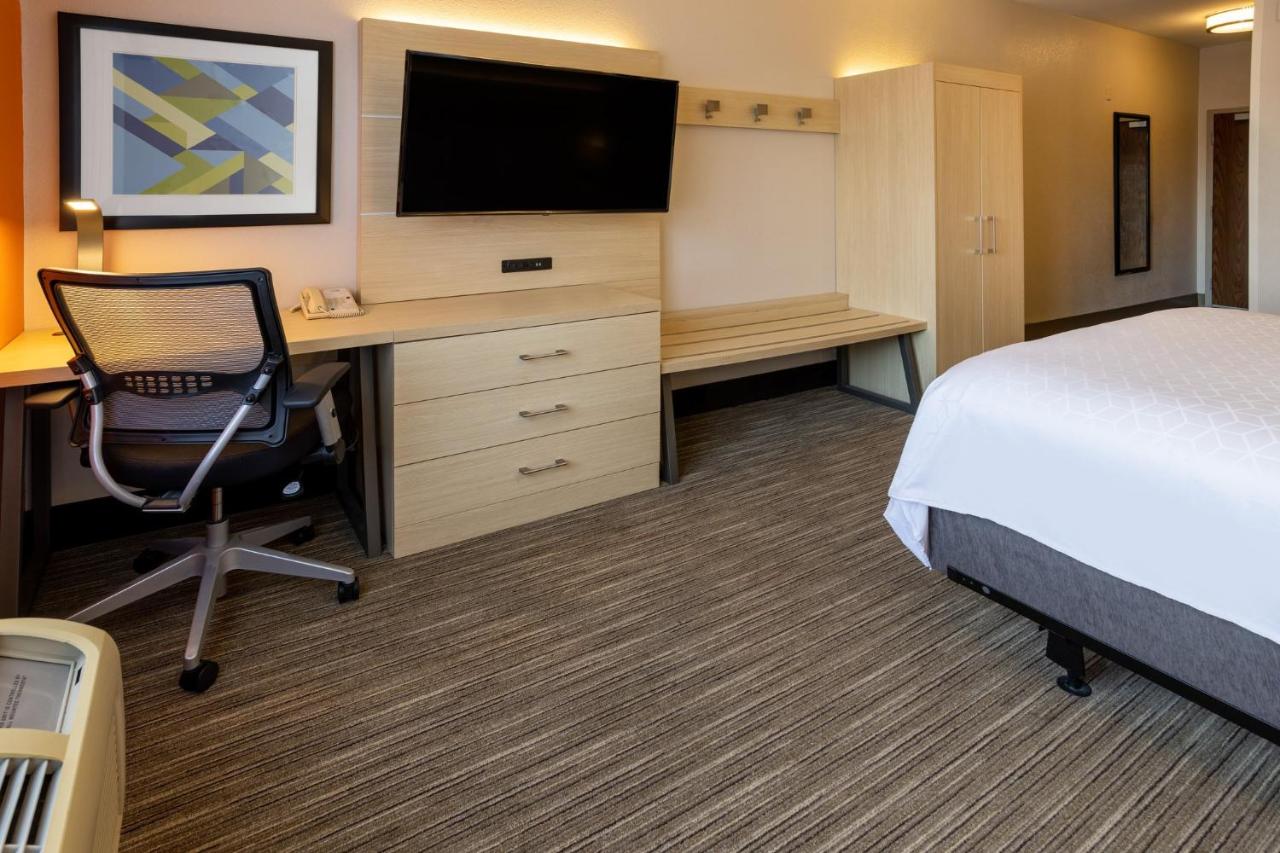 Queen Room - Disability Access Hearing Accessible at Holiday Inn Express Hotel & Suites Salisbury - Delmar, an IHG Hotel