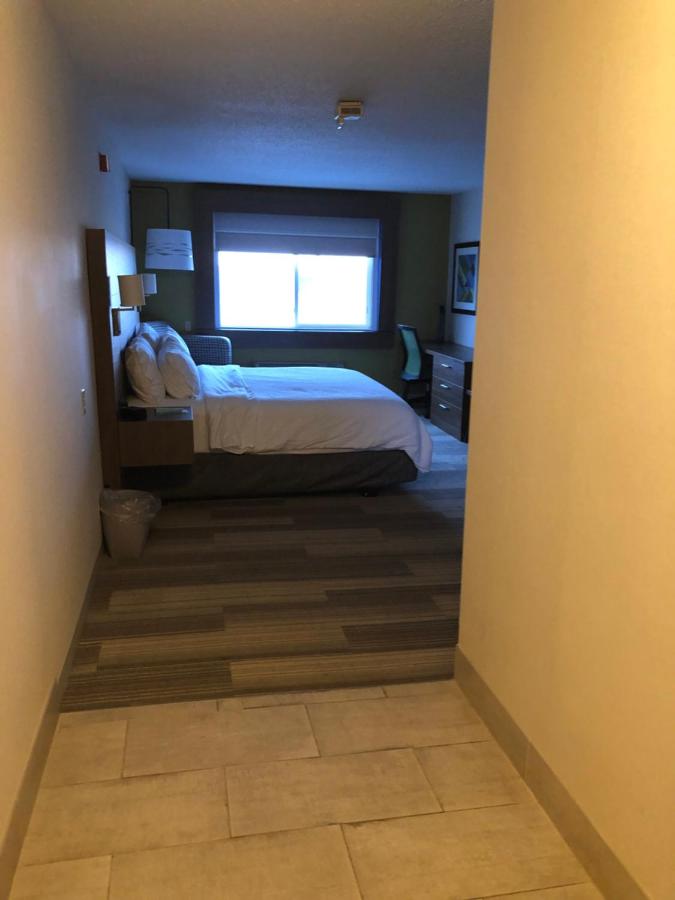 Deluxe King Room - Hearing Accessible at Holiday Inn Express Mt Vernon, an IHG Hotel