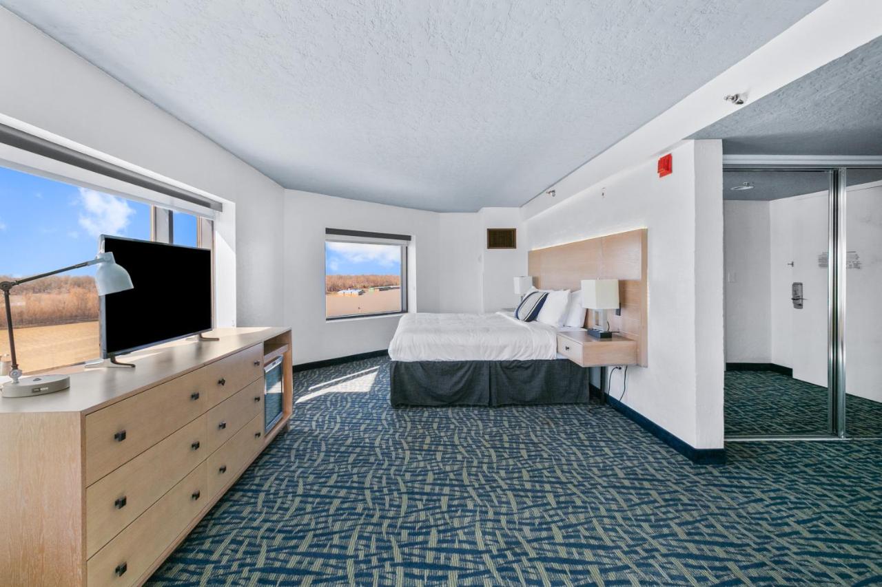 Single Room with Lake View at Mulberry, a Wyndham Hotel