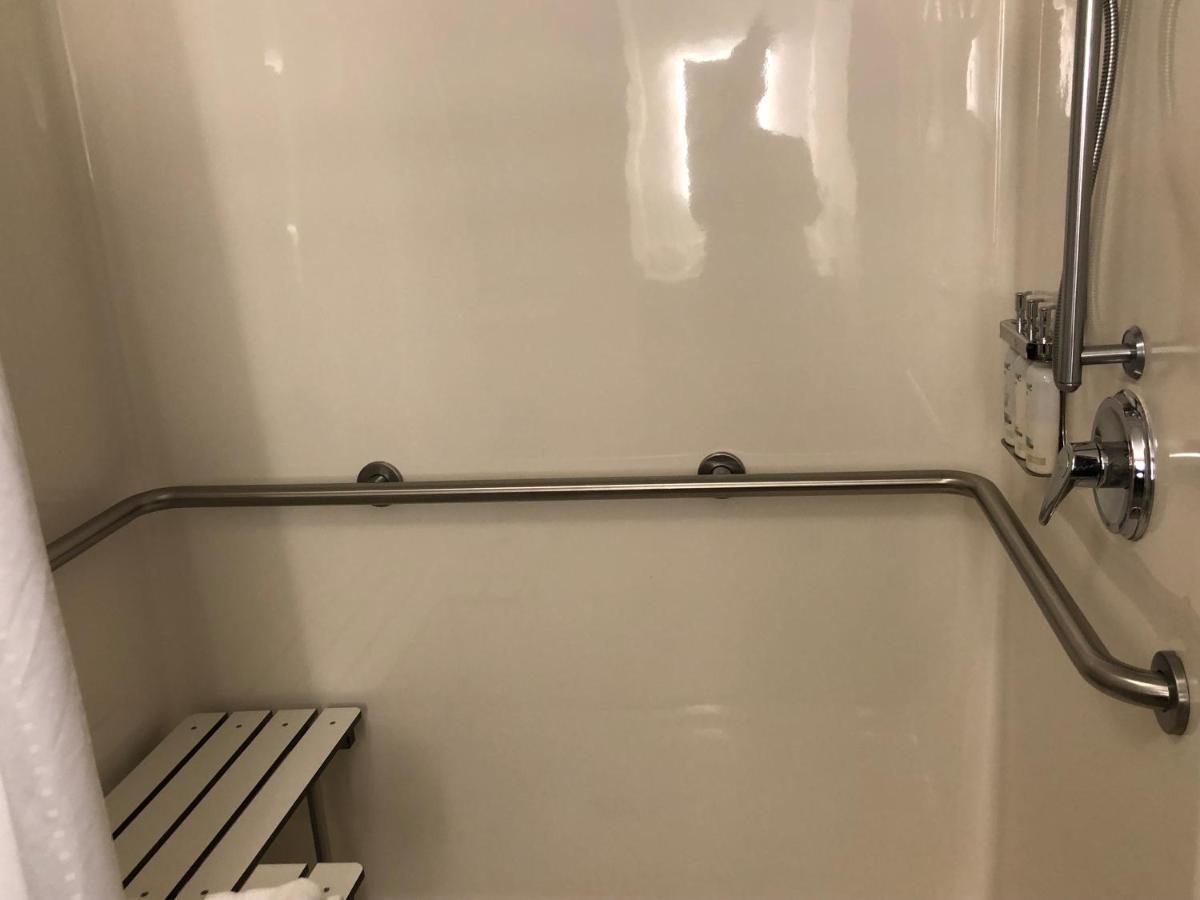 Queen Room - Mobility Access Roll in Shower/Non-Smoking at Holiday Inn Express Mt Vernon, an IHG Hotel