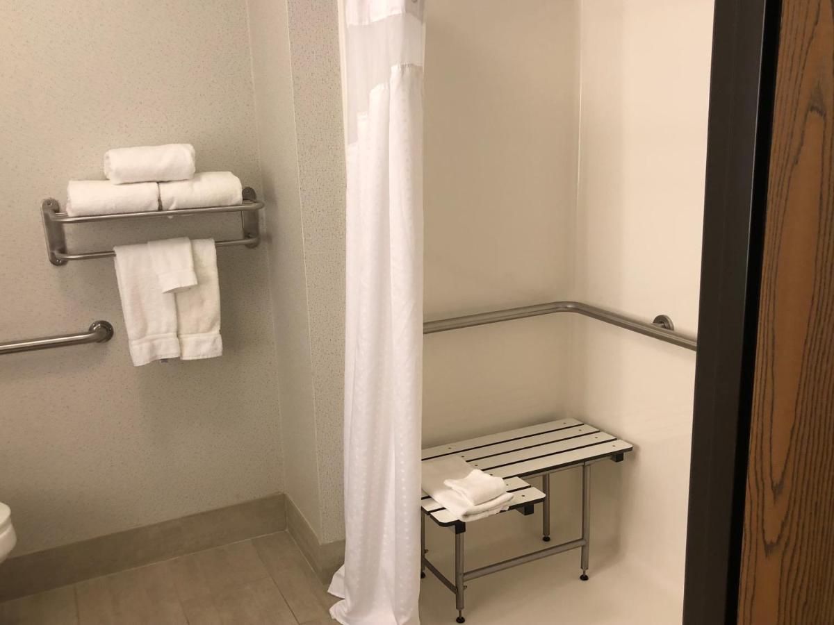 Queen Room - Mobility Access Roll in Shower/Non-Smoking at Holiday Inn Express Mt Vernon, an IHG Hotel