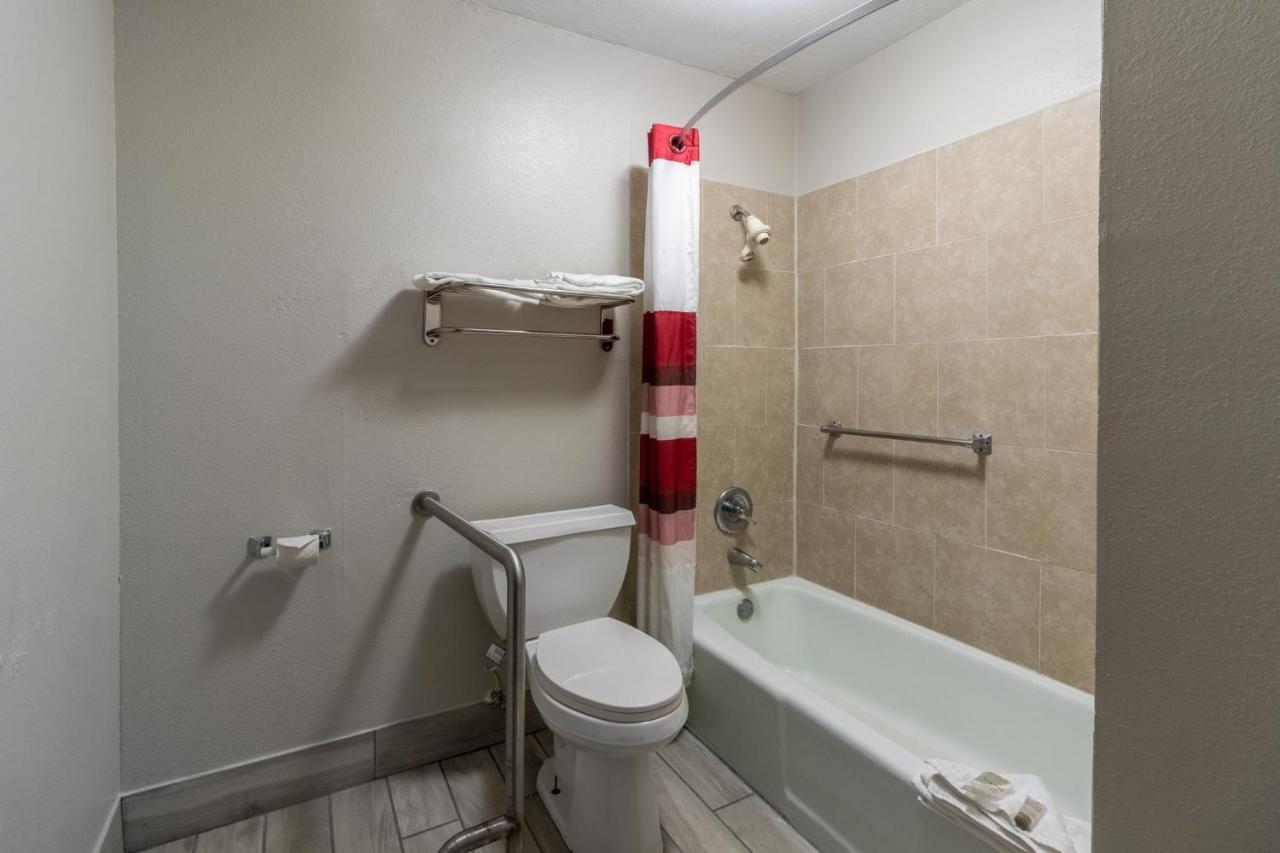 Deluxe Room with One Queen Bed Disability Access Non-Smoking at Red Roof Inn & Suites Jackson, TN