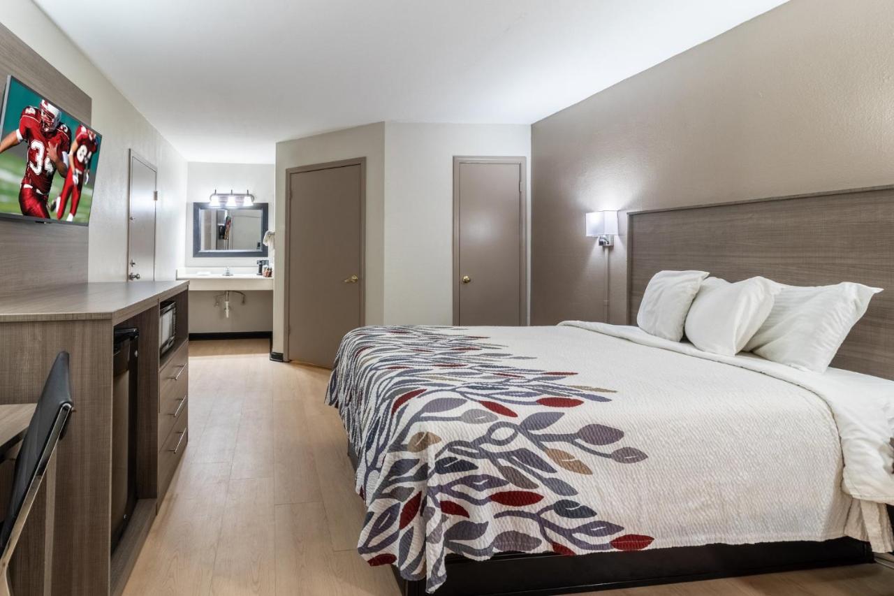 Deluxe Room with One Queen Bed Disability Access Non-Smoking at Red Roof Inn & Suites Jackson, TN