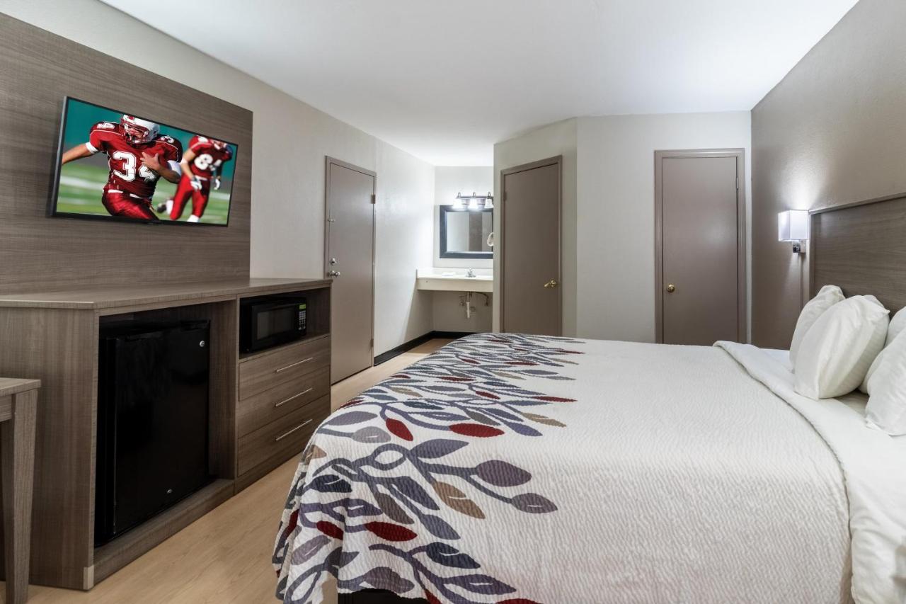 Deluxe Room with One Queen Bed Disability Access Non-Smoking at Red Roof Inn & Suites Jackson, TN