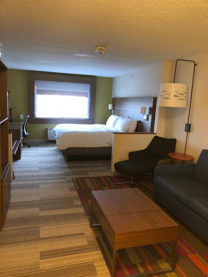 Deluxe King Room - Non-Smoking at Holiday Inn Express Mt Vernon, an IHG Hotel