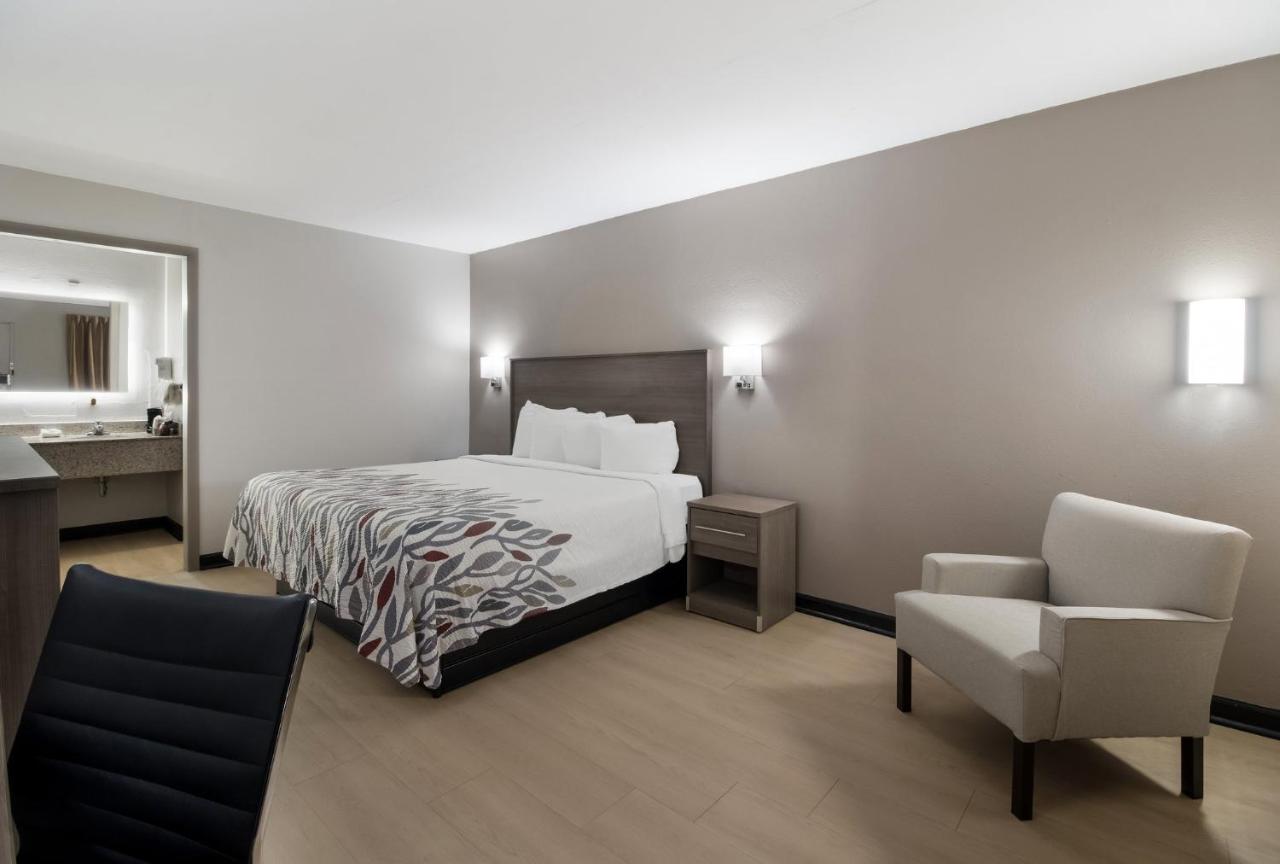Superior King Room Non-Smoking at Red Roof Inn & Suites Jackson, TN