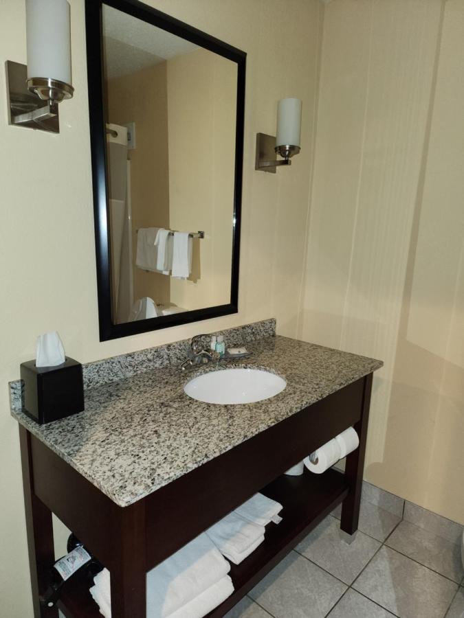 | Quality Inn & Suites Bellville - Mansfield