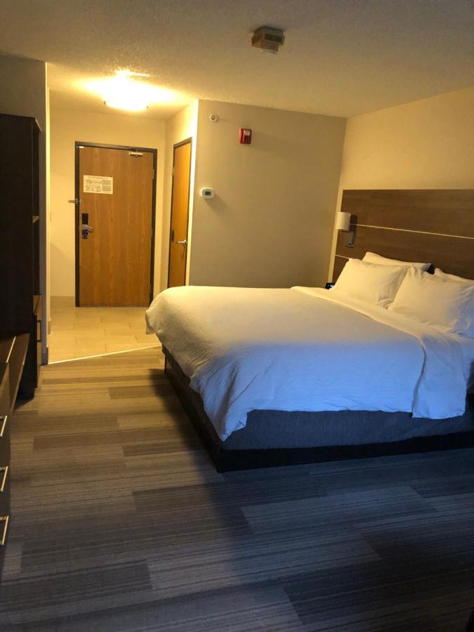 King Room with Lounge Chair - Non-Smoking at Holiday Inn Express Mt Vernon, an IHG Hotel