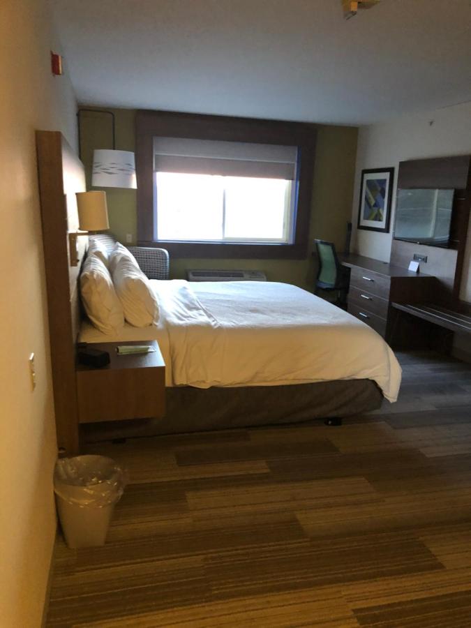 King Room with Lounge Chair - Non-Smoking at Holiday Inn Express Mt Vernon, an IHG Hotel