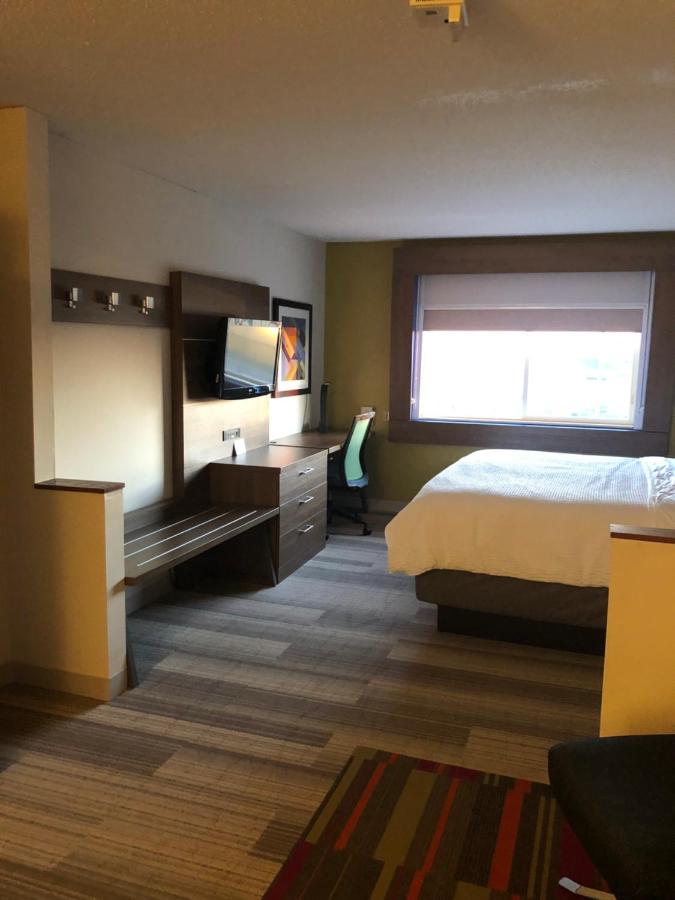 Deluxe King Room - Non-Smoking at Holiday Inn Express Mt Vernon, an IHG Hotel