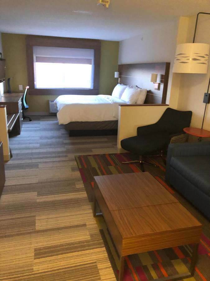 Deluxe King Room - Hearing Accessible with Bath Tub/Non-Smoking at Holiday Inn Express Mt Vernon, an IHG Hotel