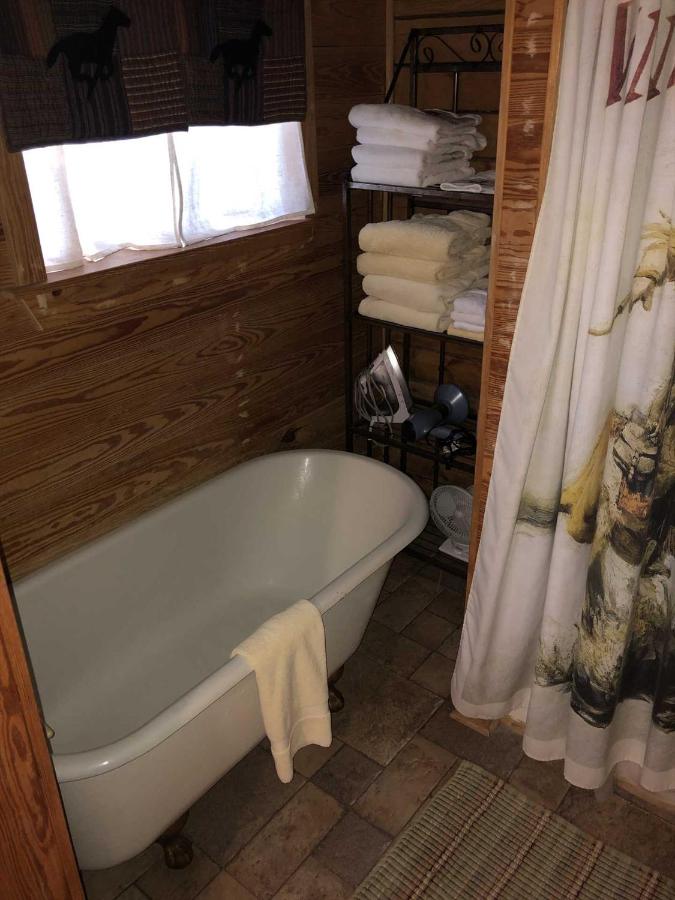 | Country Accents - Lee Cabin