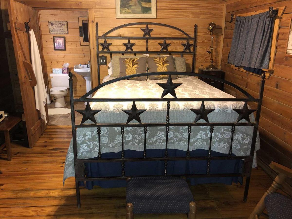 | Country Accents - Lee Cabin