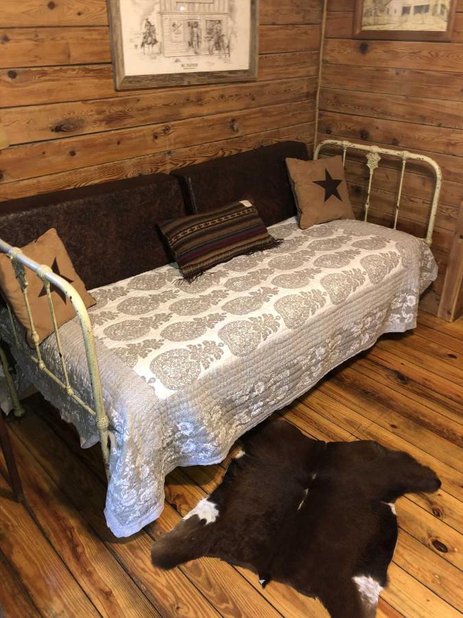 | Country Accents - Lee Cabin
