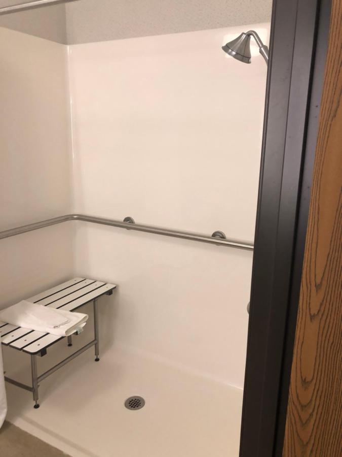 Queen Room - Mobility Access Roll in Shower/Non-Smoking at Holiday Inn Express Mt Vernon, an IHG Hotel