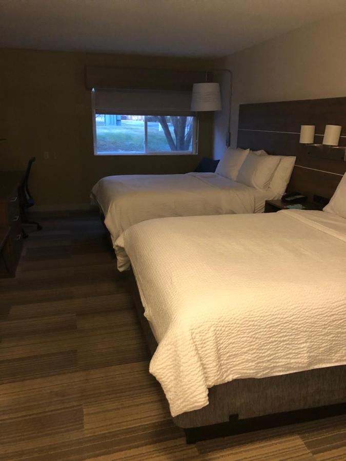 King Room with Lounge Chair - Non-Smoking at Holiday Inn Express Mt Vernon, an IHG Hotel