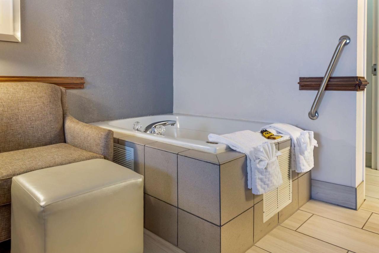 Deluxe King Suite with Spa Bath - Non-Smoking at Best Western Plus South Hill Inn