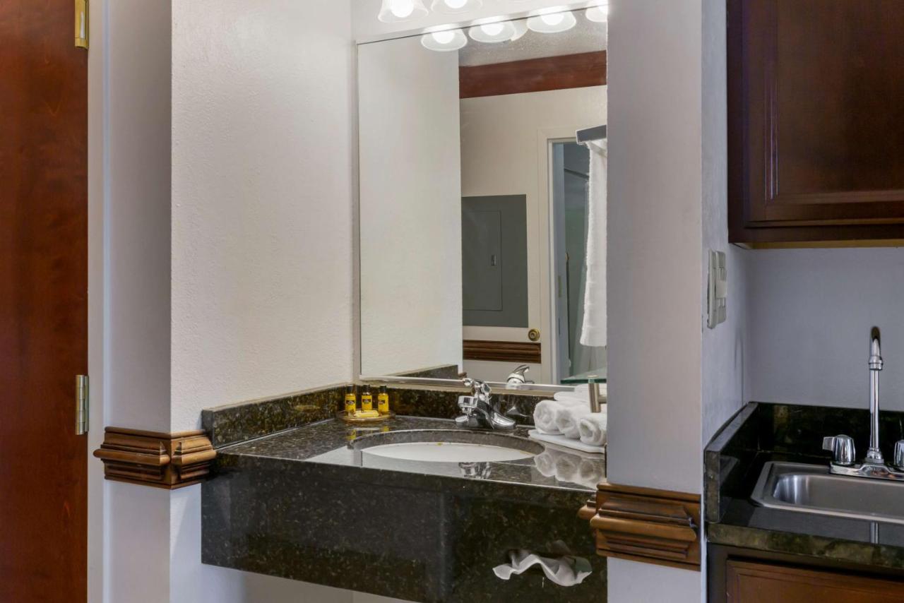 Deluxe King Suite with Spa Bath - Non-Smoking at Best Western Plus South Hill Inn